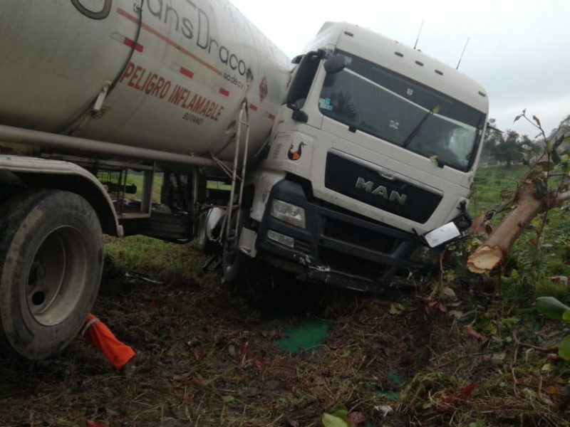 Pipa de gas se impacta contra un árbol