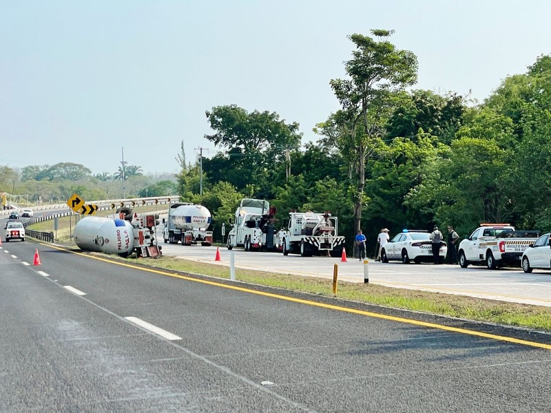 Pipa doble full se accidente en la México-Tuxpan