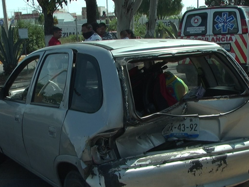 Pipa impacta auto y se fugó conductor