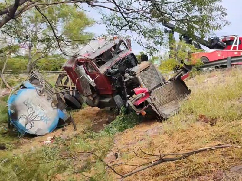 Pipa terminó volcada y generó caos en 5 de febrero