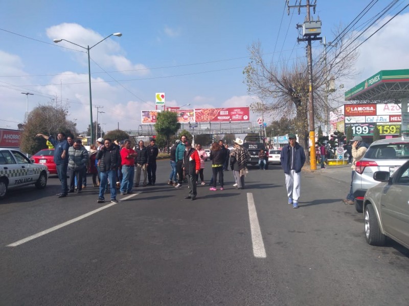 Pipas dejaron plantados a automovilistas en Toluca
