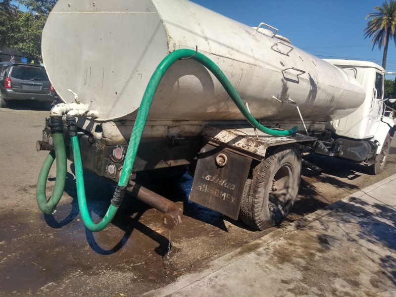 Pipas recorren la ciudad ante corte de agua