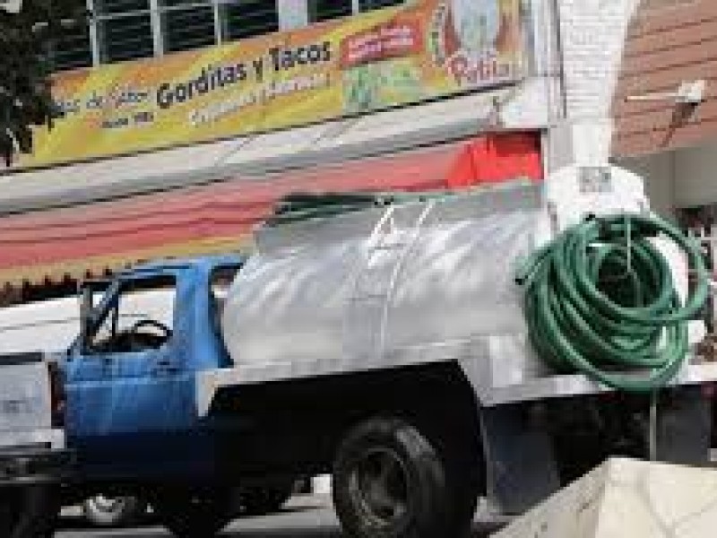 Piperos abusan ante ineficiencia en abasto de agua potable