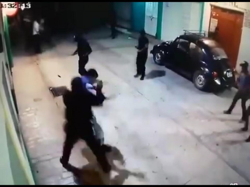 Piratas arremeten contra policías