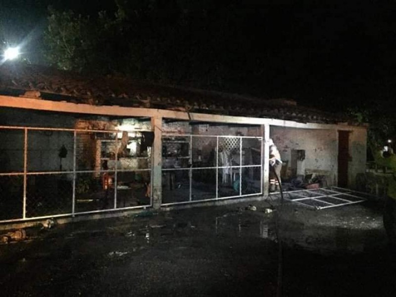 Pirotecnia incendia casa en Chiapa de Corzo