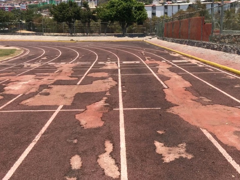 Pista de tartán empeora, autoridades ausentes