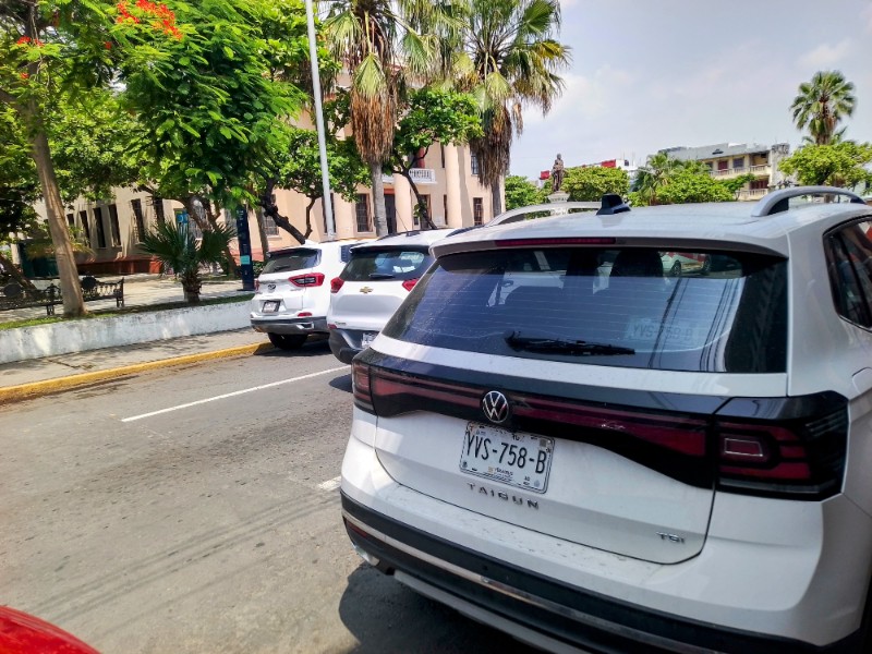 Ciudadanos inconformes por el reemplacamiento obligatorio de autos en Veracruz