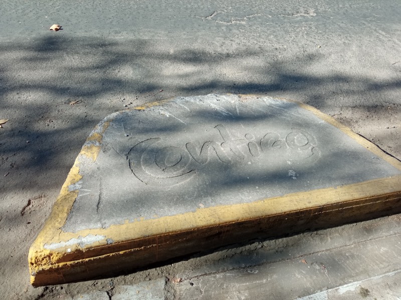 PLANCHAS DE CEMENTO NO PERMITEN ESTACIONARSE