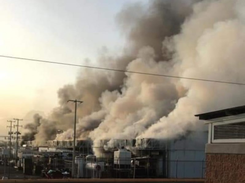 Se incendian dos plantas manufactureras colaboran bomberos y marina