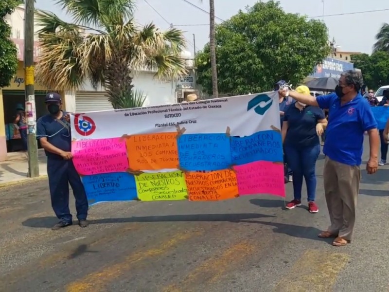 Planteles CONALEP se manifiestan exigiendo liberación de profesores