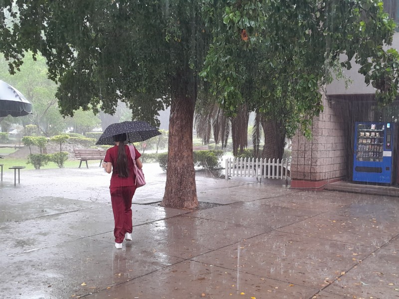 Planteles educativos suspenden clases tras lluvia torrencial en Guasave