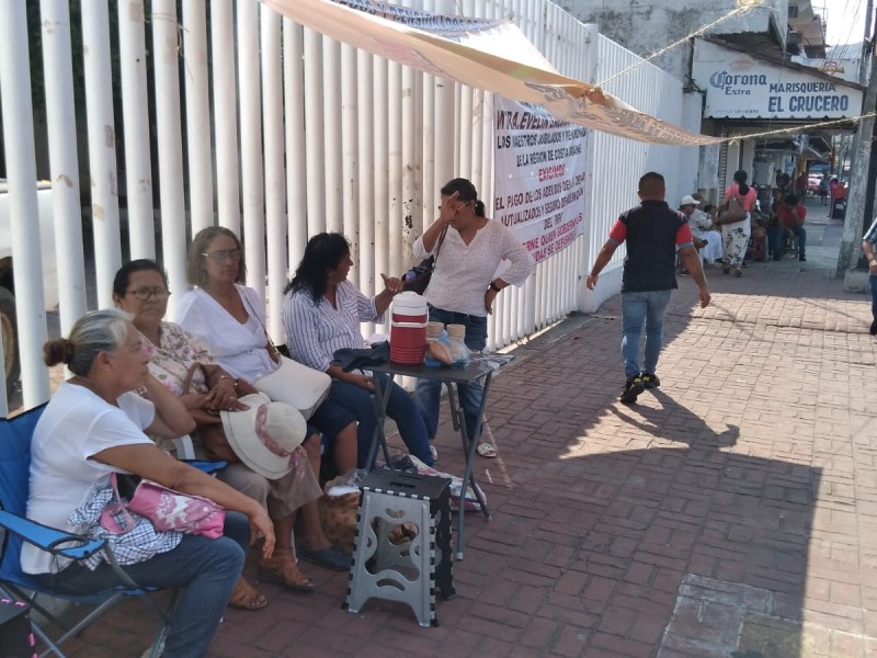 Plantón de jubilados en Finanzas de Zihuatanejo cumple una semana