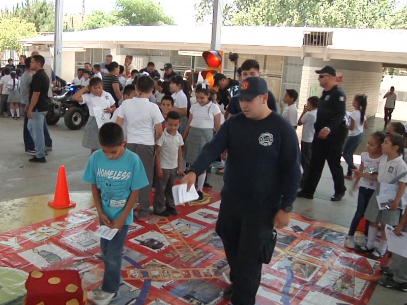 Platican bomberos sobre prevención con niños de primaria