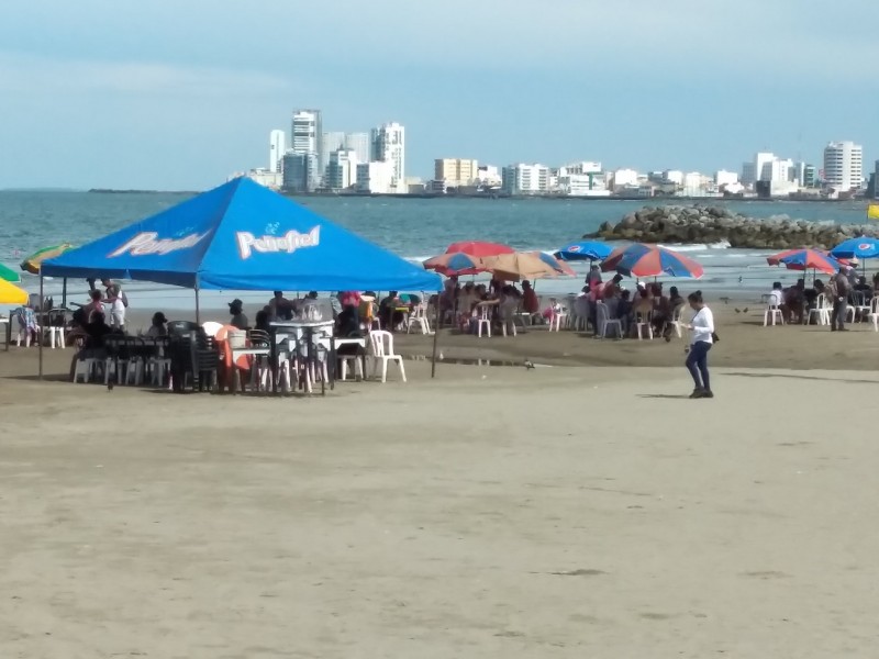 Playa de Veracruz abarrotada en semáforo rojo