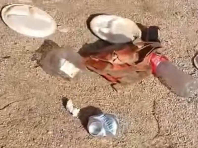 Playa El Carrizalito con presencia de plásticos de un solo uso