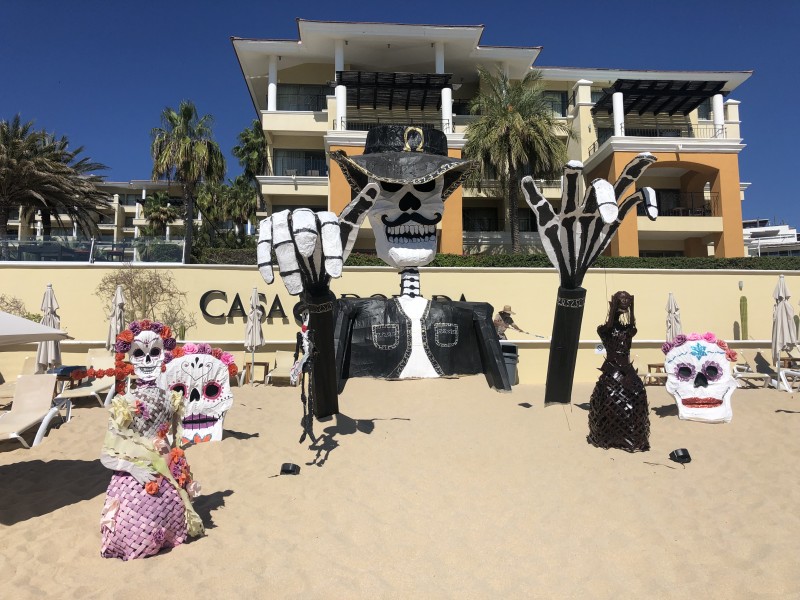 Playa el Médano recibe la visita de impresionantes Catrinas