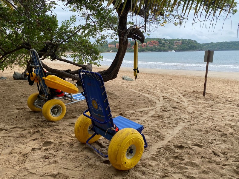 Playa Incluyente de Ixtapa continúa recibiendo turismo con discapacidad