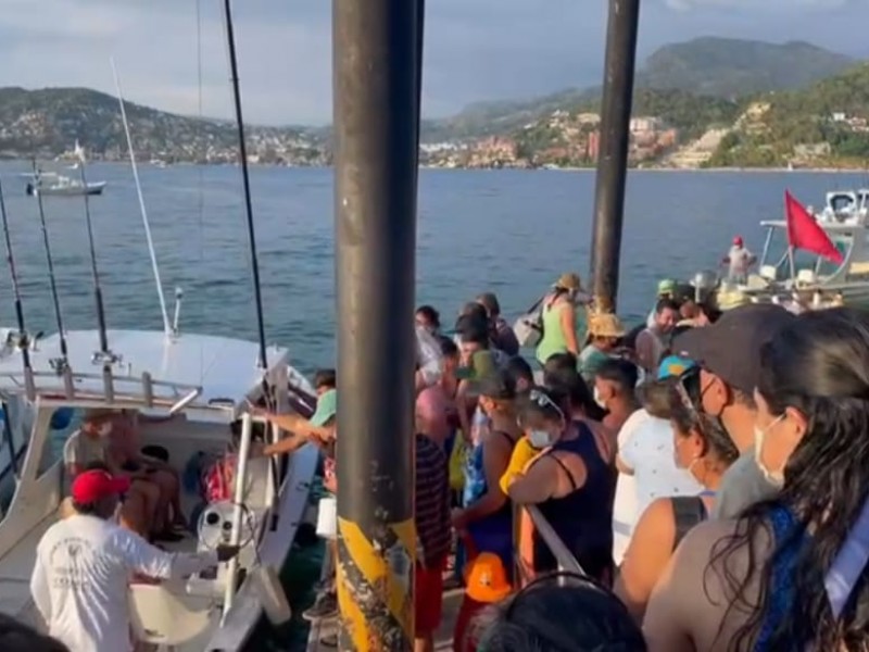 Playa invadida y cuello de botella; caos en Las Gatas