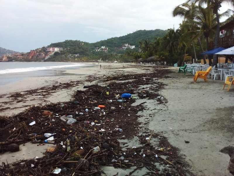 Playa La Ropa amanece con basura arrastrada por las lluvias
