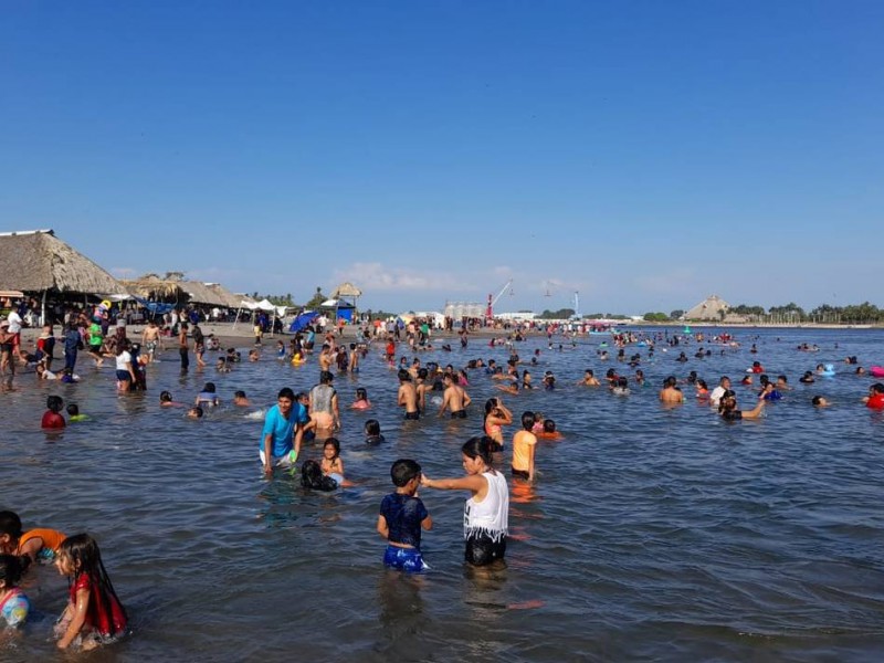 Playas abarrotadas sin medidas sanitarias contra COVID-19