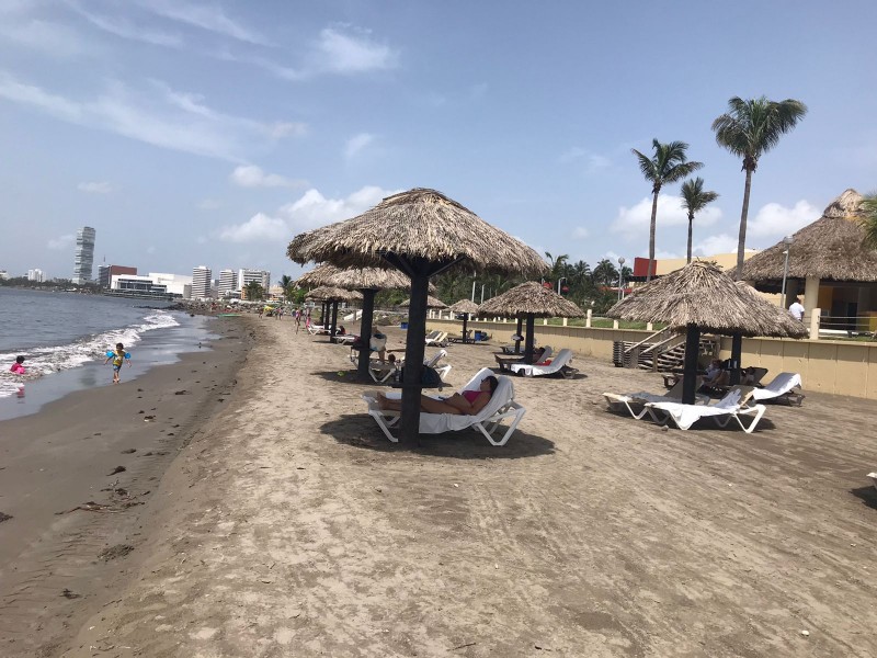 Playas de Boca del Río con pocos visitantes en jueves