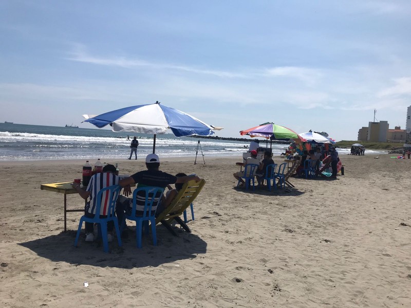 Playas de Boca del Río con visitantes este 16 septiembre