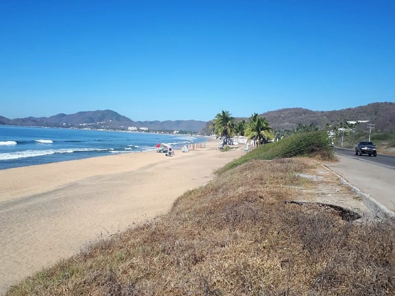 Playas de Manzanillo lucen desiertas
