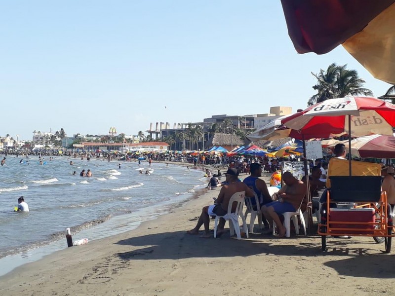 Playas de Veracruz lucen abarrotadas durante fin de semana