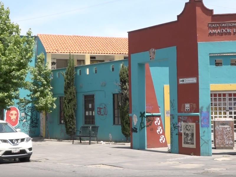 Plaza Gastronómica “Amador López” en Toluca abandonada y vandalizada