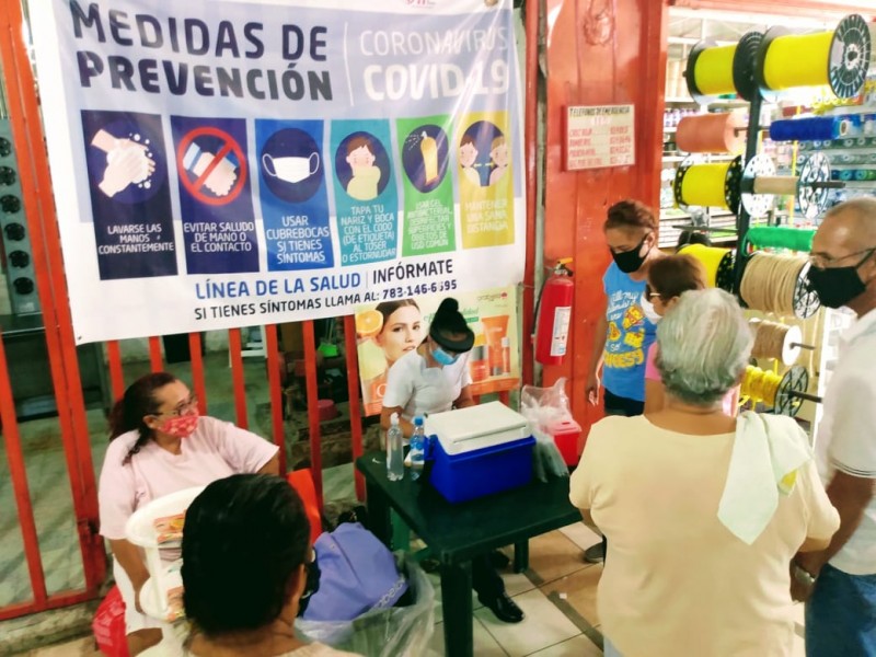 Población acude a vacunarse contra la Influenza