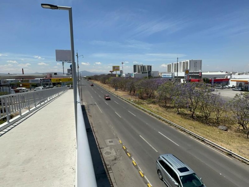 Población se arriesga al no usar puentes peatonales