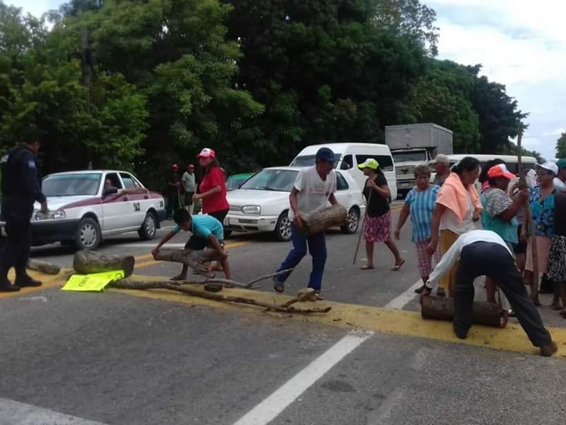 Pobladores bloquean carretera costera