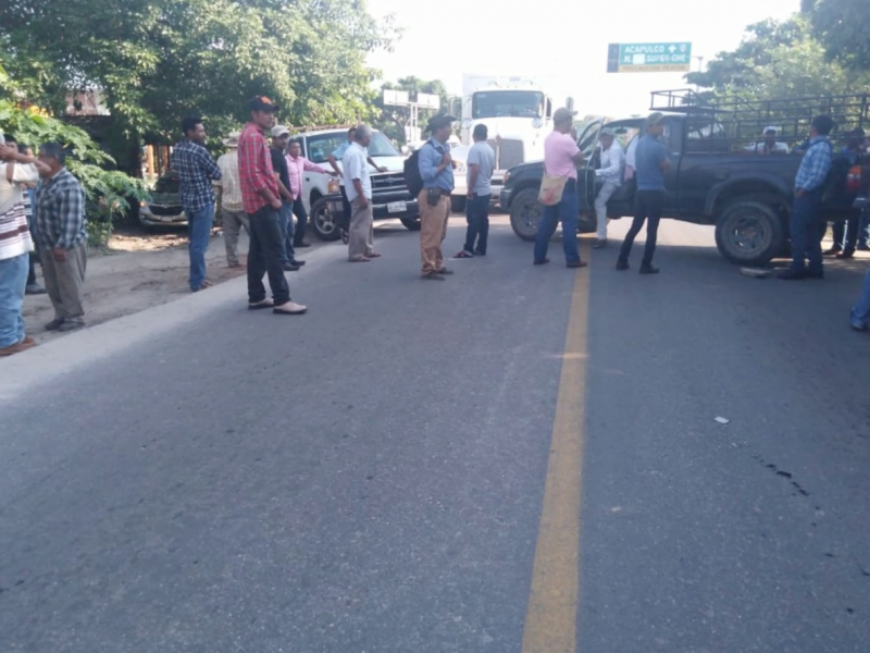 Pobladores bloquean carretera Pie de la Cuesta