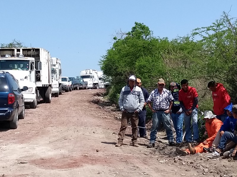 Pobladores bloquean entrada al relleno sanitario