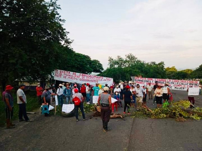 Pobladores cierran carretera federal en Tepetzintla