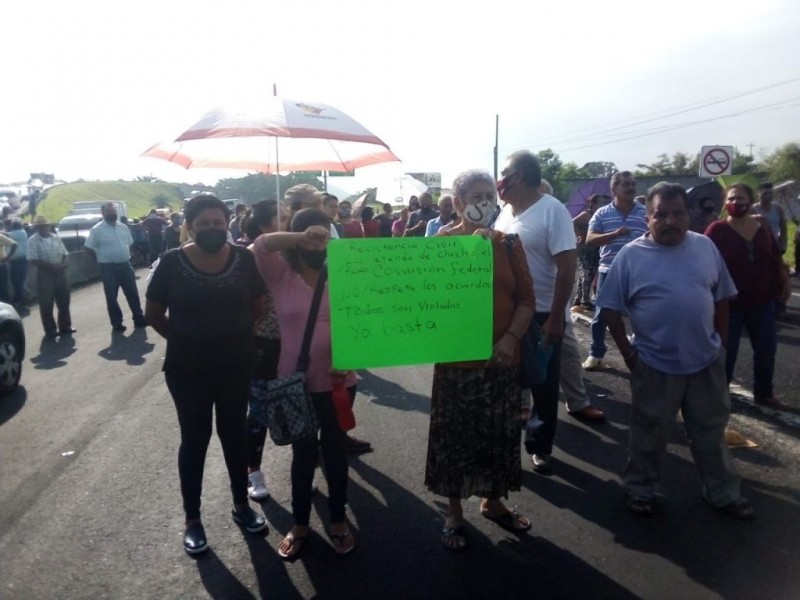 Pobladores cierran carretera Xalapa-Veracruz generando un caos vehicular.