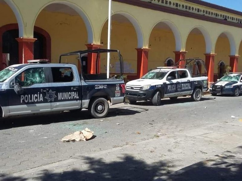 Pobladores de Altepexi golpean a policías tras detención de jóvenes