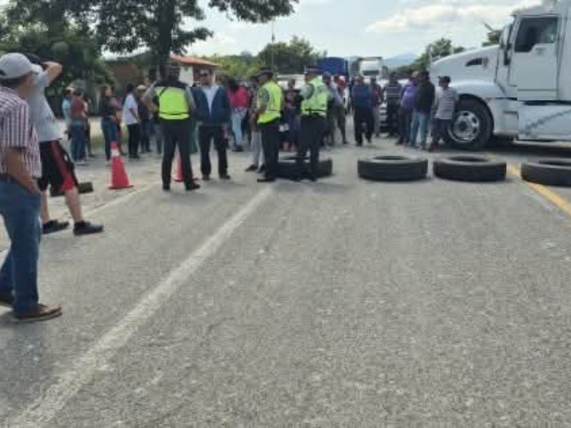 Pobladores de Chigola Matías Romero bloquean por falta de luz de 48H
