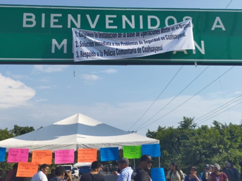 Pobladores de Coahuayana toman puente en límites Colima y Michoacán