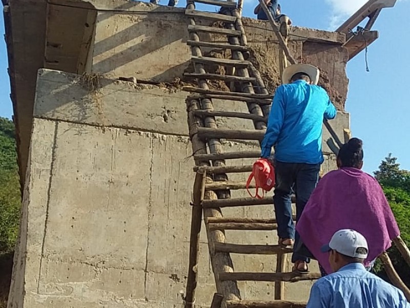 Pobladores de Coahuayutla, piden al gobierno del estado reparar puente