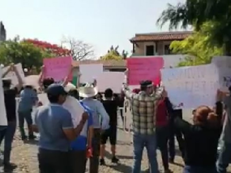 Pobladores de Comala reciben con abucheos a gobernadores