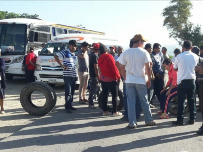 Pobladores de Coxcatlán cierran carretera para exigir justicia