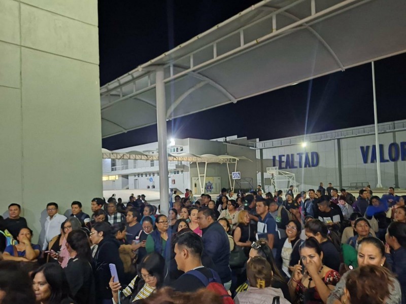 Pobladores de Coyotepec retienen a 200 trabajadores de Seguridad Pública