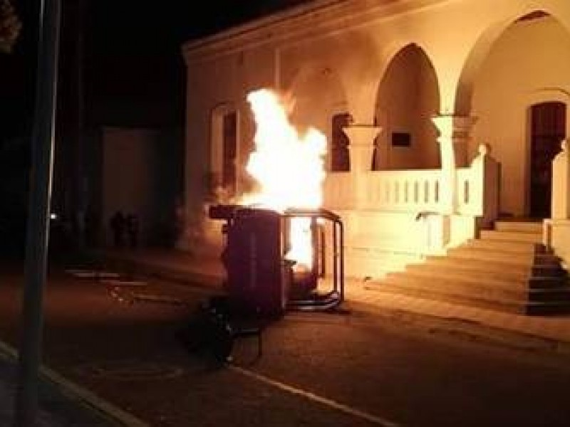 Pobladores de Cuyoaco incendian una patrulla