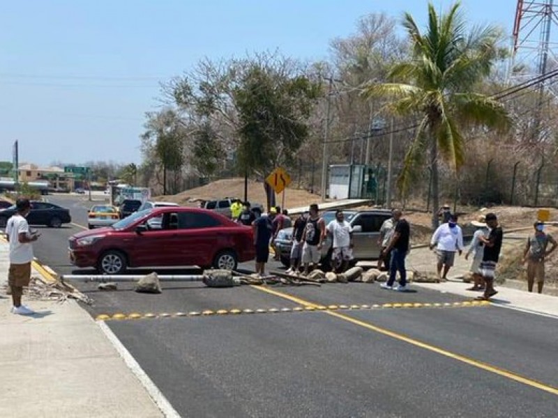 Pobladores de Huatulco bloquean acceso principal al aeropuerto