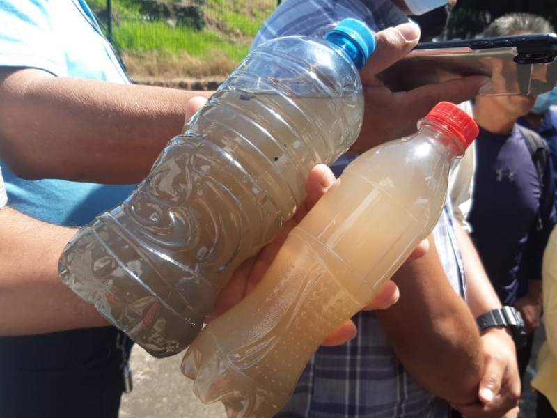 Pobladores de Jilotepec reciben agua sucia en sus casas