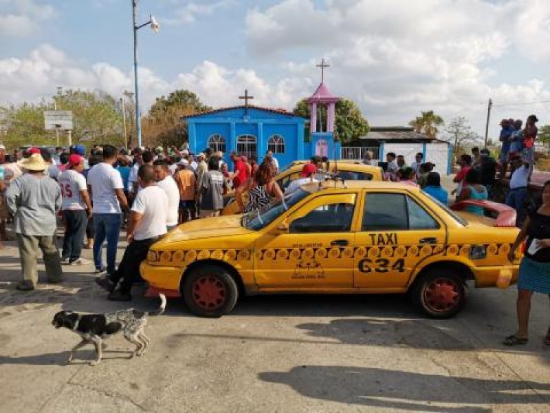 Pobladores de la Ventosa retienen a taxistas por altas tarifas