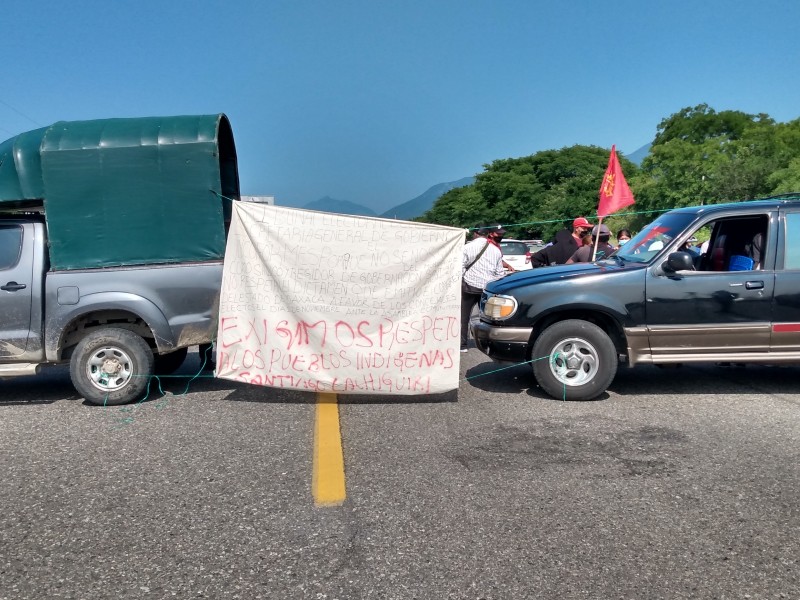 Pobladores de Lachiguiri inician bloqueo carretero por proceso post-electorales