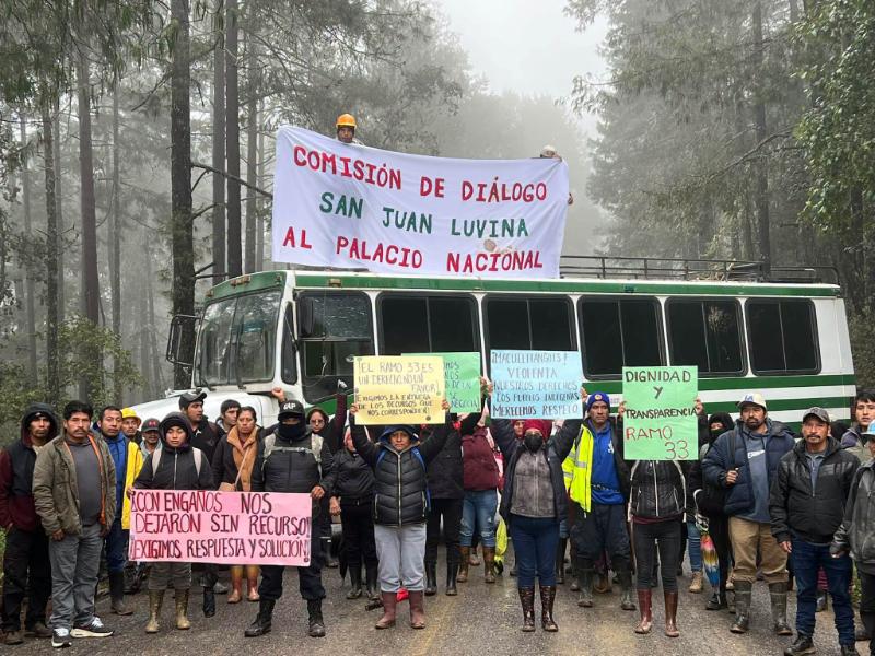 Pobladores de Luvina cumplen tres días de bloqueo carretero; exigen recursos