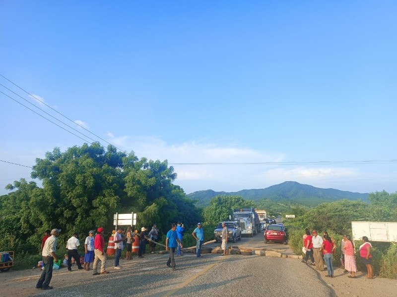 Pobladores de Morro Mazatán bloquean tramo Salina Cruz-Huatulco